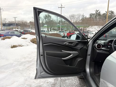 Used 2024 Chevrolet Trax RS w/ Driver Confidence Package image 11