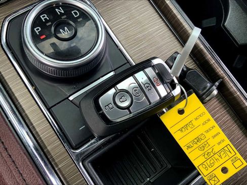 Used 2022 Ford Expedition Limited image 12