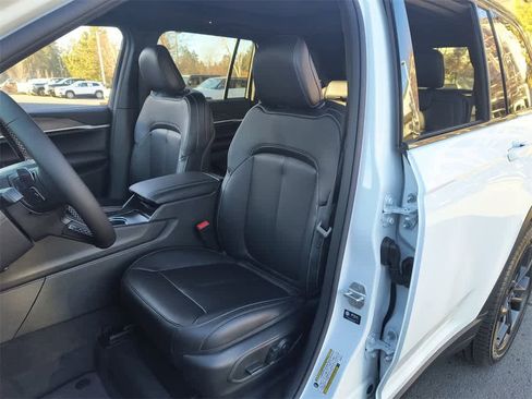 New 2025 Jeep Grand Cherokee Limited image 11