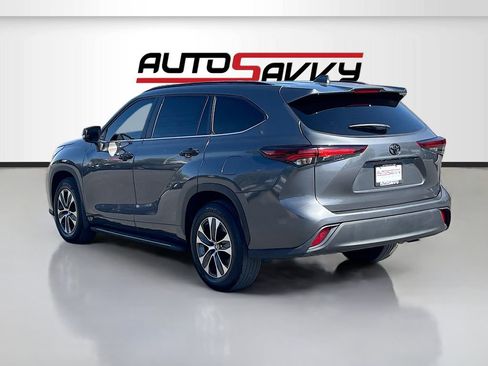 Used 2024 Toyota Highlander XLE FWD image 5