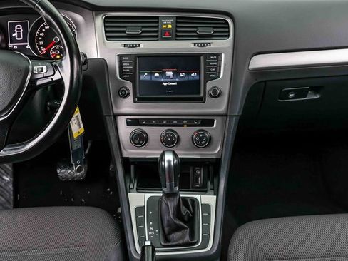 Used 2016 Volkswagen Golf SE image 10