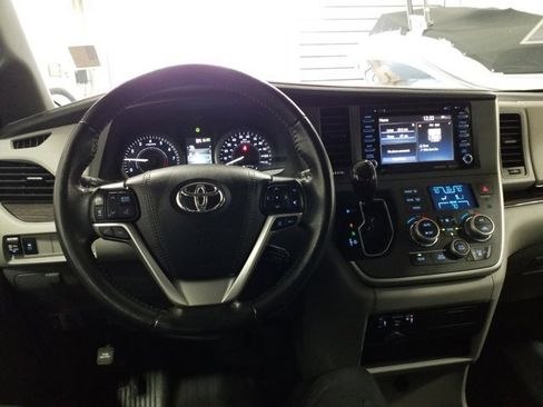 Used 2020 Toyota Sienna XLE image 4