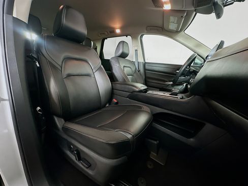 Used 2025 Nissan Pathfinder SL FWD image 33
