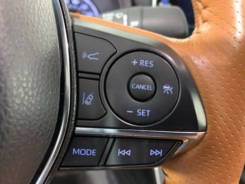 Used 2020 Toyota Avalon Limited image 23