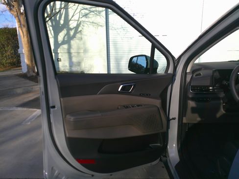 Used 2025 Kia Carnival EX image 17