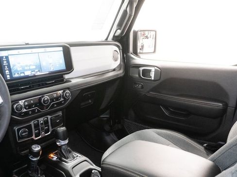 Used 2025 Jeep Wrangler Unlimited Sahara AWD/4WD image 12