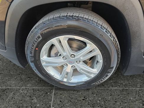 Used 2024 GMC Terrain SLE w/ Driver Convenience Package FWD image 16