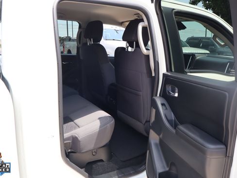 Used 2025 Nissan Frontier SV w/ SV Convenience Package RWD image 27