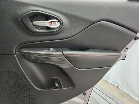 Used 2016 Jeep Cherokee Trailhawk w/ Comfort/Convenience Group AWD/4WD image 34