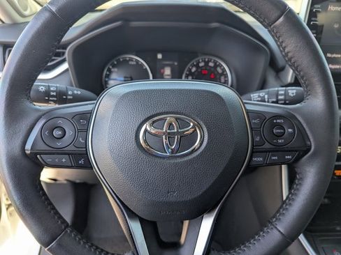 Used 2022 Toyota RAV4 XLE Premium image 19