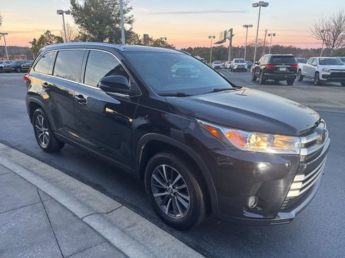 Used 2019 Toyota Highlander XLE image 2
