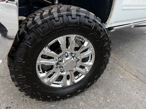 Used 2019 Chevrolet Silverado 2500 LT w/ Z71 Package, Off-Road image 2