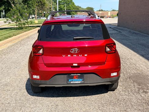 Used 2025 Hyundai Venue SEL FWD image 4