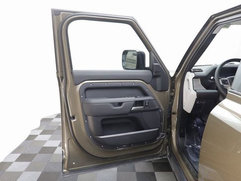 Used 2025 Land Rover Defender 110 S image 5