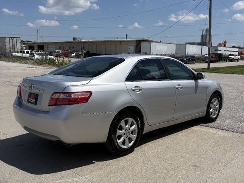 Used 2009 Toyota Camry LE FWD image 4