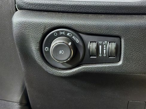 Used 2025 Chrysler Pacifica Limited image 11