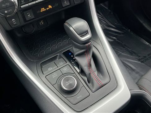 Used 2024 Toyota RAV4 SE w/ Weather & Moonroof Package image 17