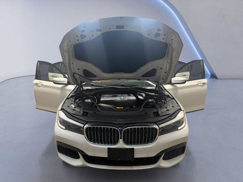 Used 2018 BMW 740e xDrive image 8