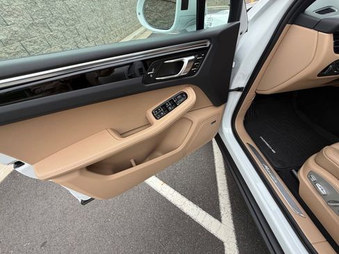 Certified 2025 Porsche Macan image 21