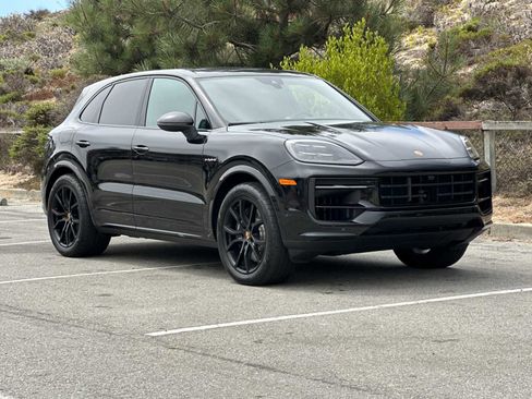 Certified 2025 Porsche Cayenne E-Hybrid image 10