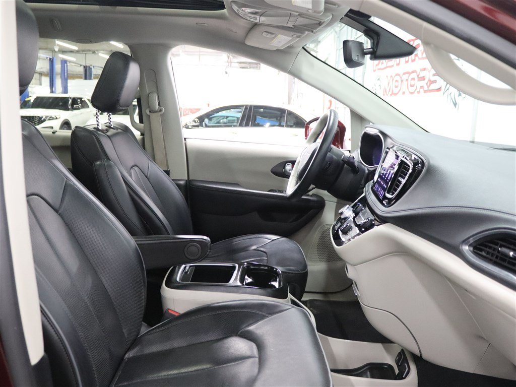 Used 2020 Chrysler Pacifica Limited FWD image 27