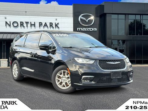 Used 2025 Chrysler Pacifica Select FWD image 1