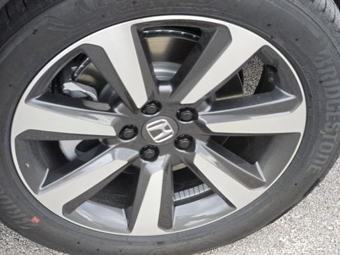 New 2025 Honda Pilot Touring image 3