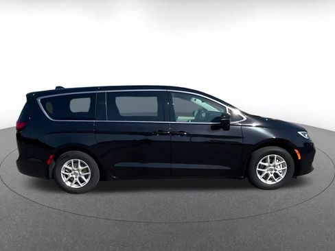 Used 2024 Chrysler Pacifica Touring-L FWD image 13