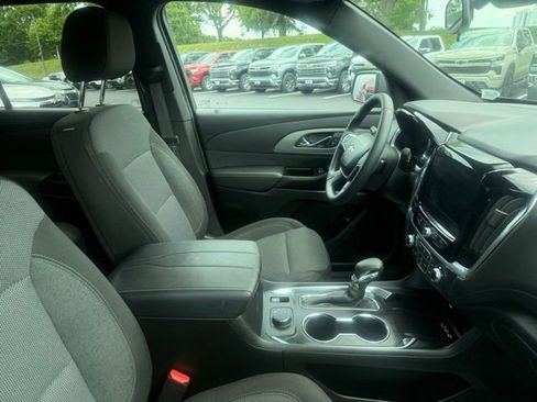Used 2023 Chevrolet Traverse LT FWD image 5