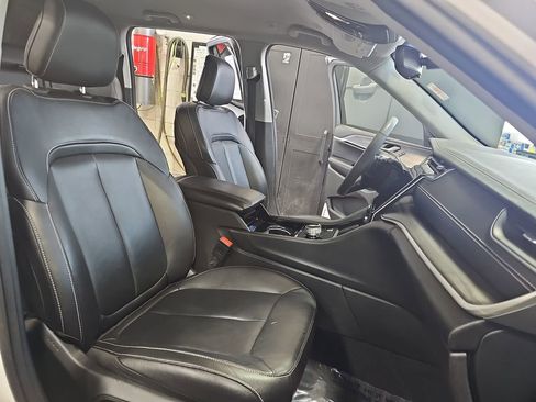 Used 2023 Jeep Grand Cherokee Limited w/ Black Appearance Package image 10