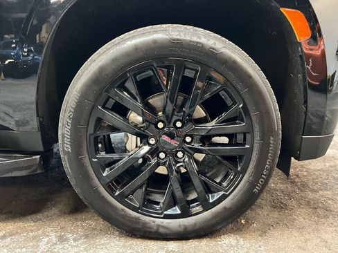 Used 2023 GMC Yukon SLT w/ SLT Premium Package image 10