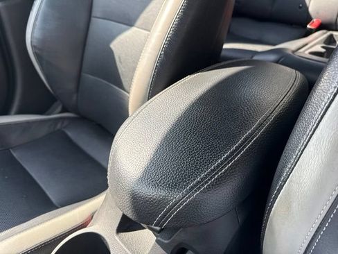 Used 2016 Hyundai Veloster Turbo FWD image 31