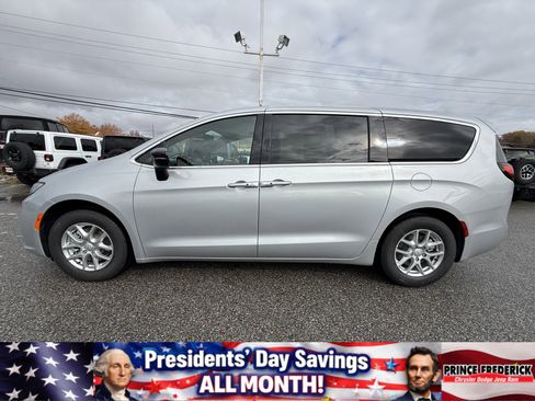 New 2026 Chrysler Pacifica Select image 6