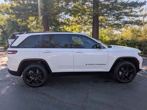 Used 2023 Jeep Grand Cherokee Limited w/ Luxury Tech Group II image 4