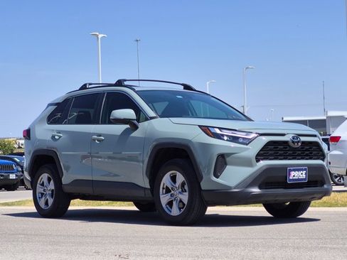 Used 2022 Toyota RAV4 XLE w/ Convenience Package FWD image 3