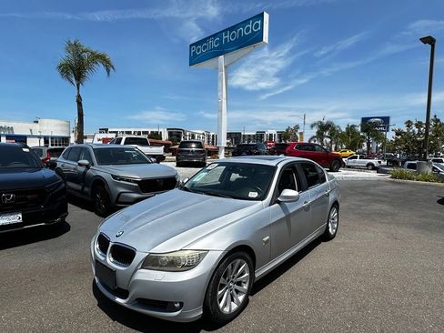 Used 2011 BMW 328i xDrive Sedan AWD/4WD image 2