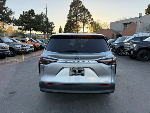 Used 2024 Toyota Sienna LE FWD image 6