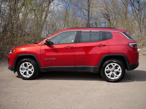 Used 2025 Jeep Compass Latitude w/ Sun & Sound Group AWD/4WD image 4