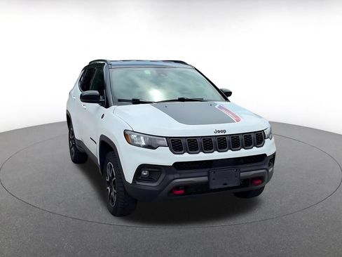 Used 2025 Jeep Compass Trailhawk AWD/4WD image 3