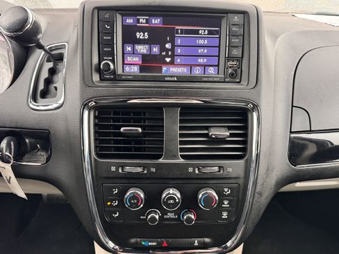 Used 2019 Dodge Grand Caravan SXT image 19