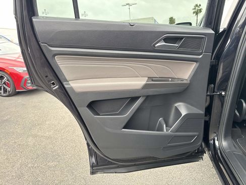 Used 2022 Volkswagen Atlas SE w/ Black Wheel Package image 25