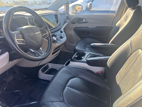 Used 2021 Chrysler Pacifica Touring-L image 11