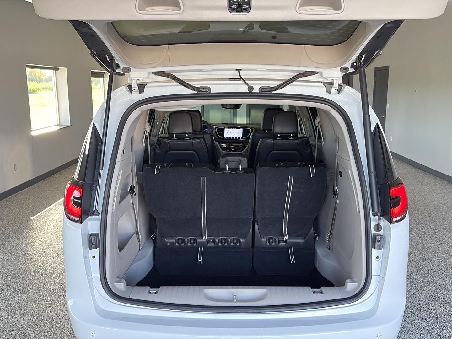 Used 2023 Chrysler Pacifica Touring-L FWD image 9