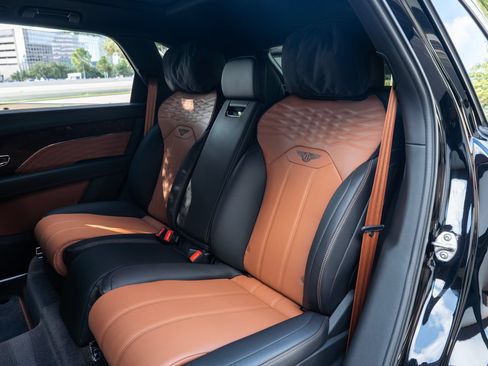 Certified 2025 Bentley Bentayga Extended Wheelbase AWD/4WD image 11