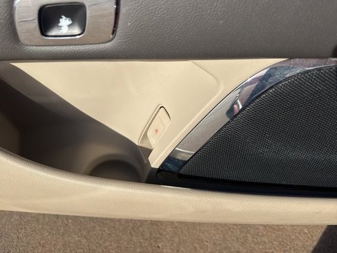 Used 2019 Lincoln Continental Select image 11