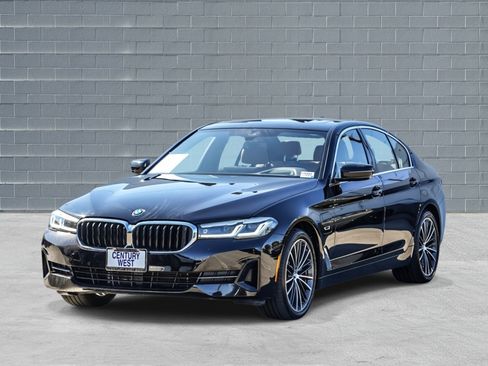 Used 2023 BMW 530e w/ Premium Package image 3