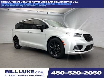 New 2026 Chrysler Pacifica Limited w/ Uconnect Theater Family Group