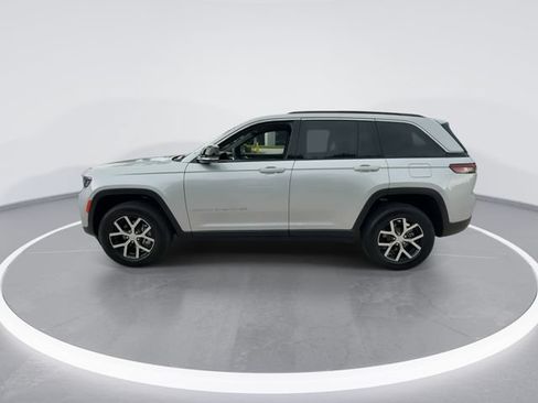 Used 2025 Jeep Grand Cherokee Limited RWD image 5