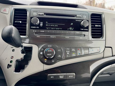 Used 2014 Toyota Sienna LE image 35