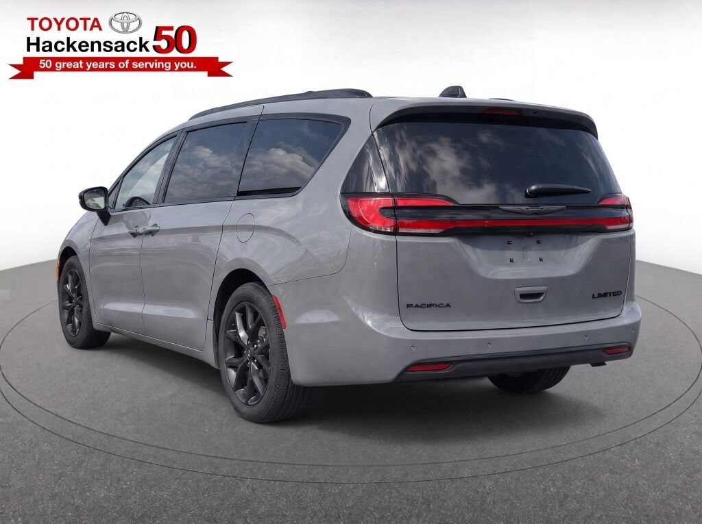 Used 2025 Chrysler Pacifica Limited FWD image 3